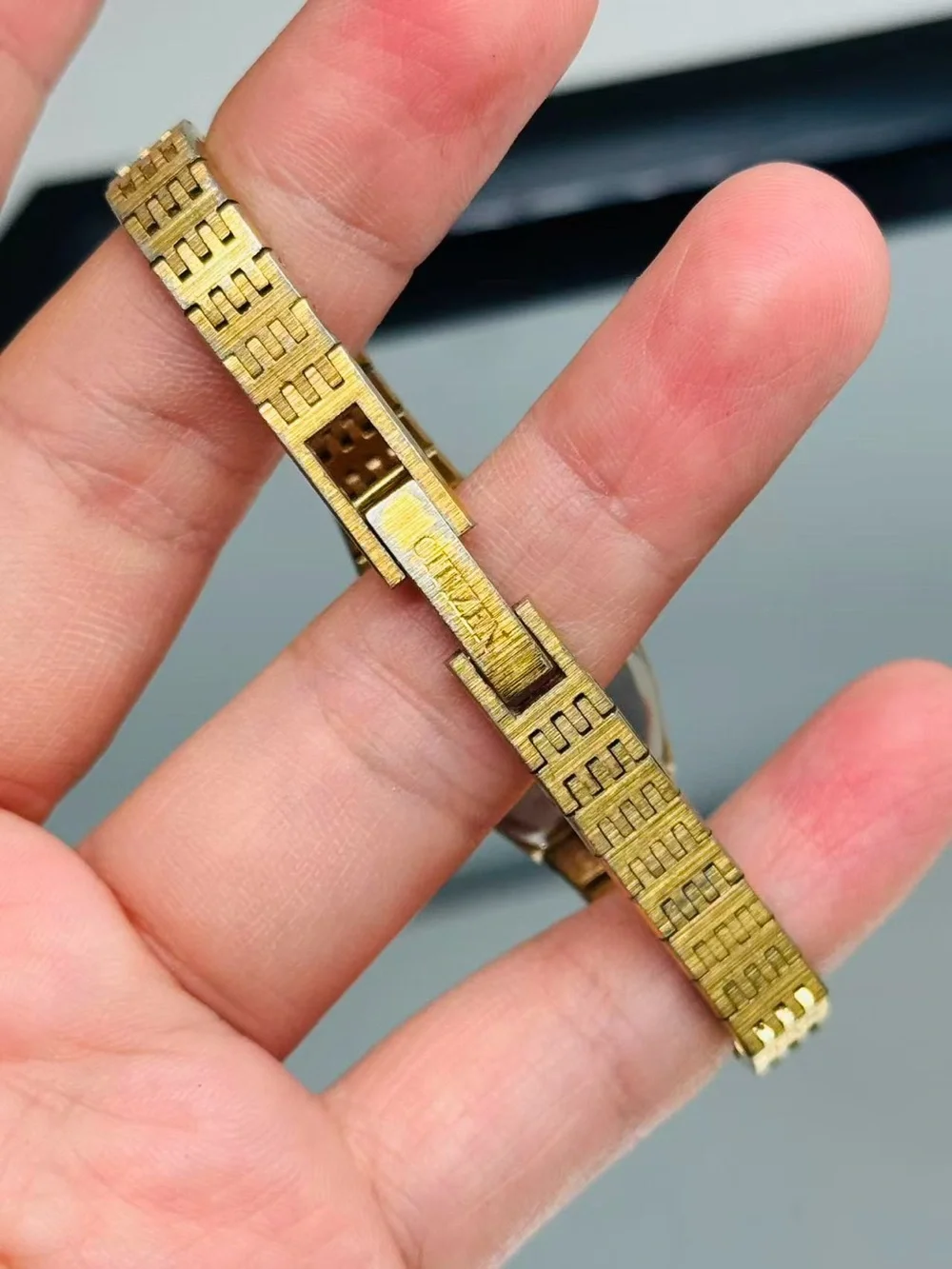 Vintage Citizen Quartz Ladies Gold Tone Watch White Dial 18mm Runs New Battery